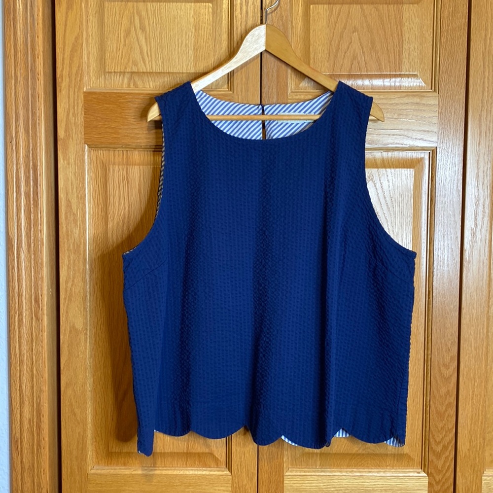 Vineyard Vines Seersucker scalloped top women’s size 22. Like new condition